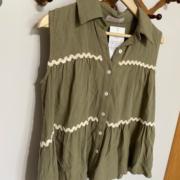 Green Sleeveless Button Down Blouse with Notched Collar - Picture 3 of 3